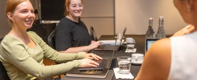 Trois personnes dans un meeting avec leur ordinateurs portables