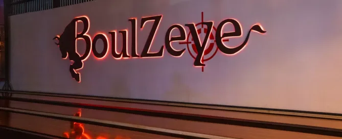 L'affiche de BoulZeye dans la zone de bowling