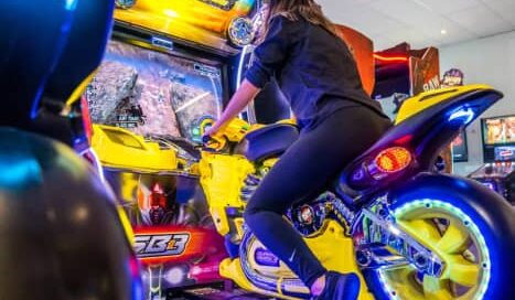 Une personne jouant à un arcade de moto