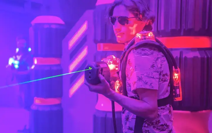 Un joueur de lasertag avec des lunettes fumées