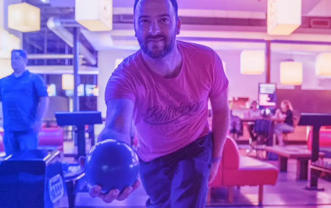 Un joueur de bowling en pleine action