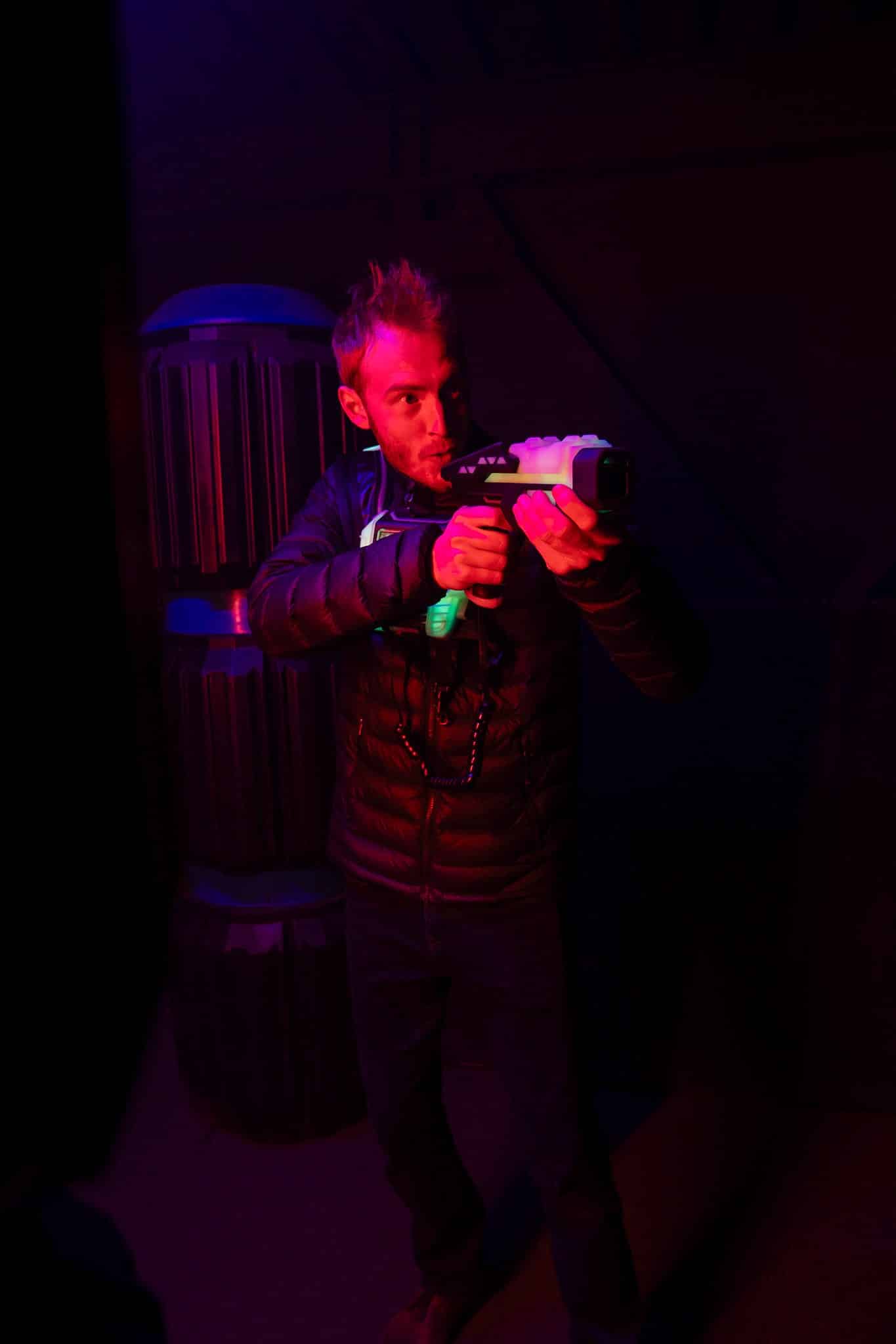 Un joueur de lasertag en pleine action