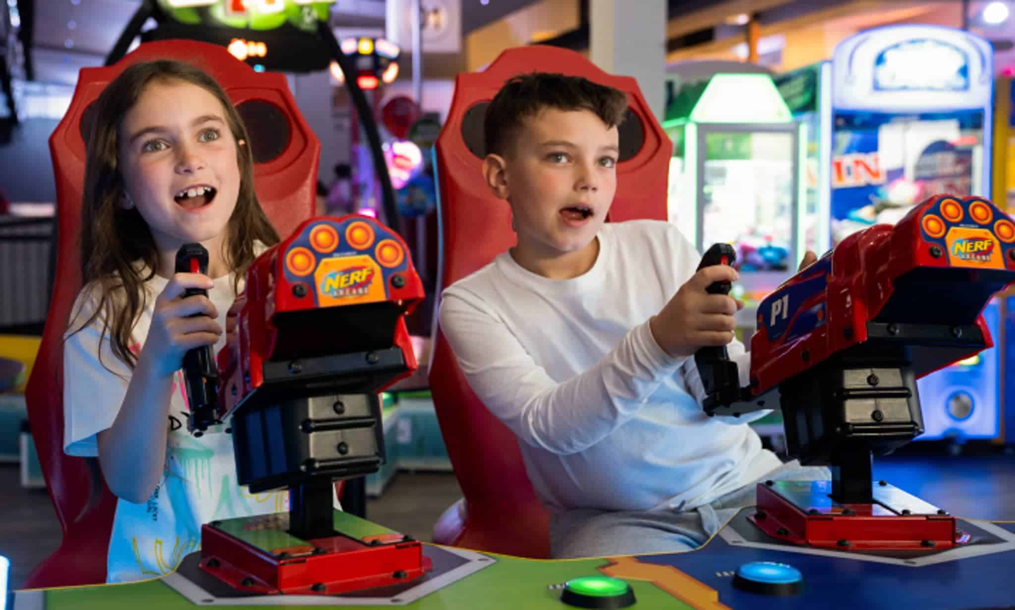 Un jeu de précision d’arcade avec deux enfants y jouant Un jeu de précision d'arcade avec deux enfants y jouant