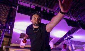 Un joueur de lasertag visant un adversaire