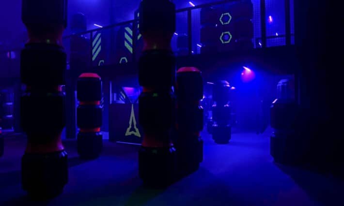lasertag-arene La salle de jeu de lasertag du BoulZeye