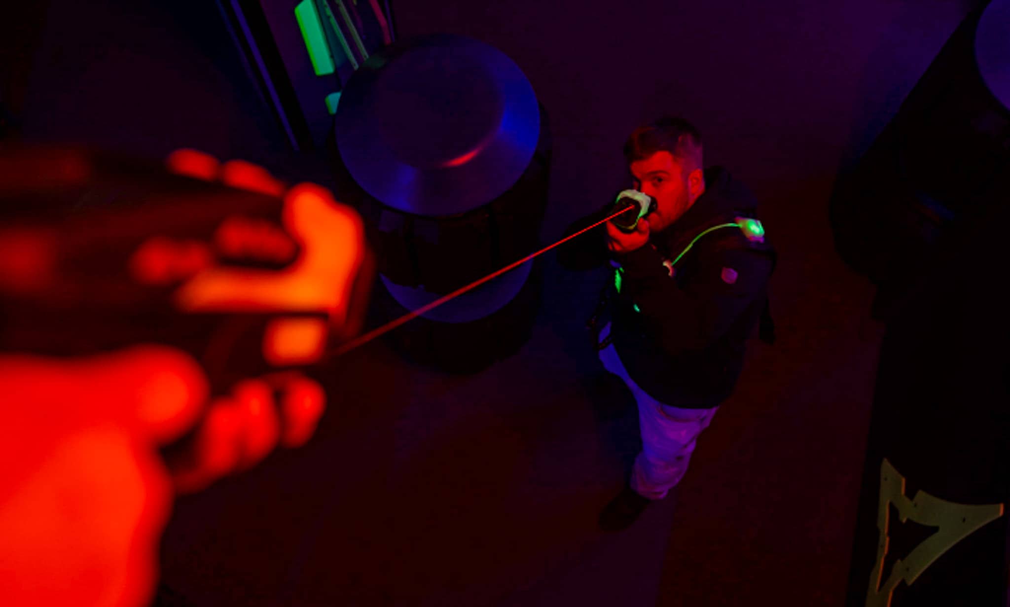 lasertag-why Un joueur de lasertag visant un adversaire