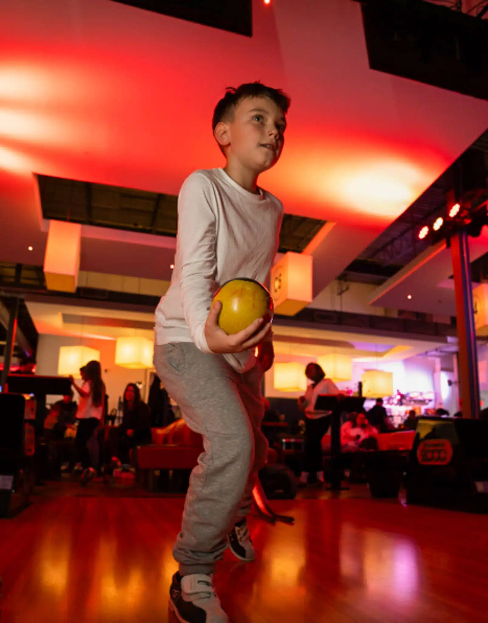 Un enfant s'appretant à lancer un boule de bowling au BoulZeye