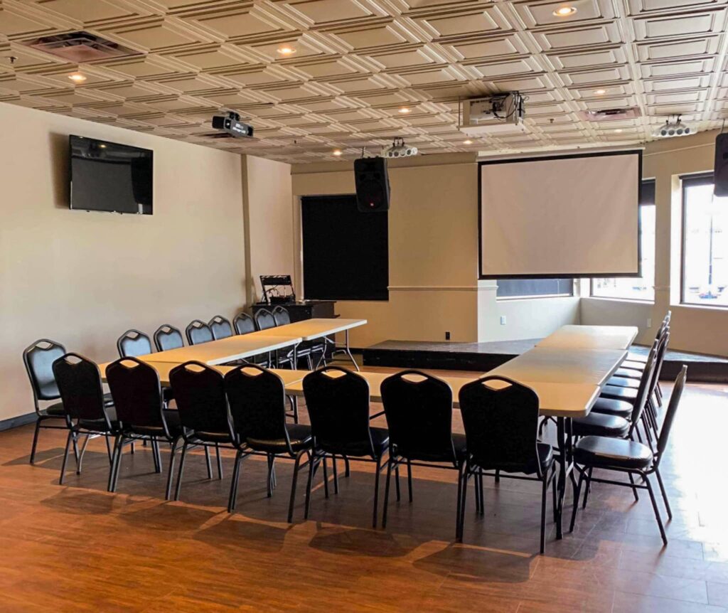La salle de réception avec des tables alignées au long
